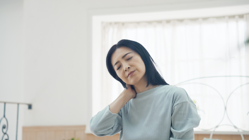 肩こりが生じている女性