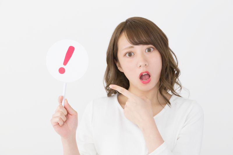 前歯だけワイヤー矯正をするときの注意点を教えてくれる女性