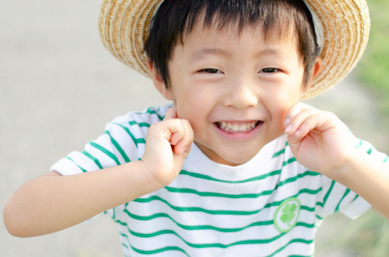 虫歯が治り笑顔の子供