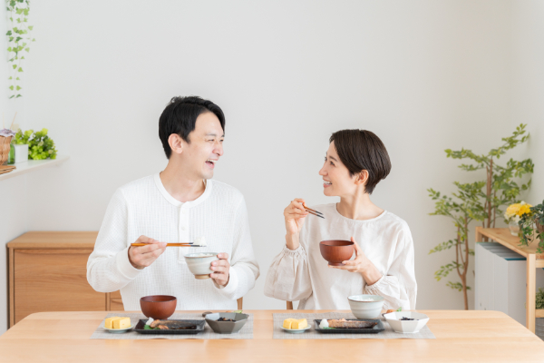 歯の神経を治療し笑顔で食事をする夫婦